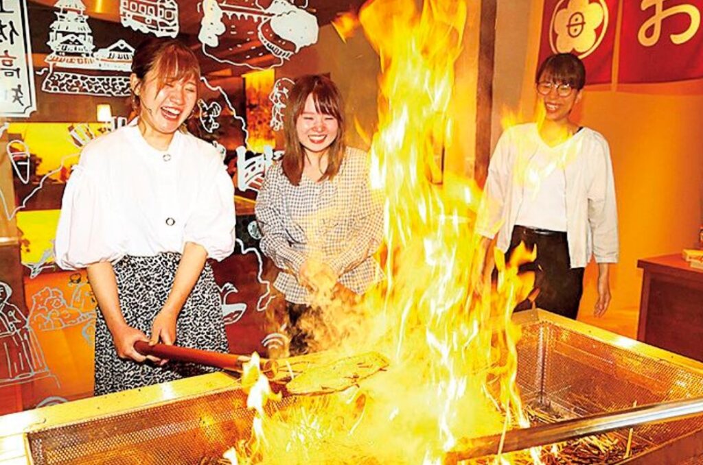 自分で藁焼きしたカツオを食べることができる

