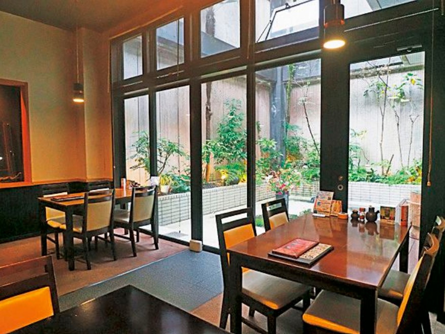 落ち着いた雰囲気の店内