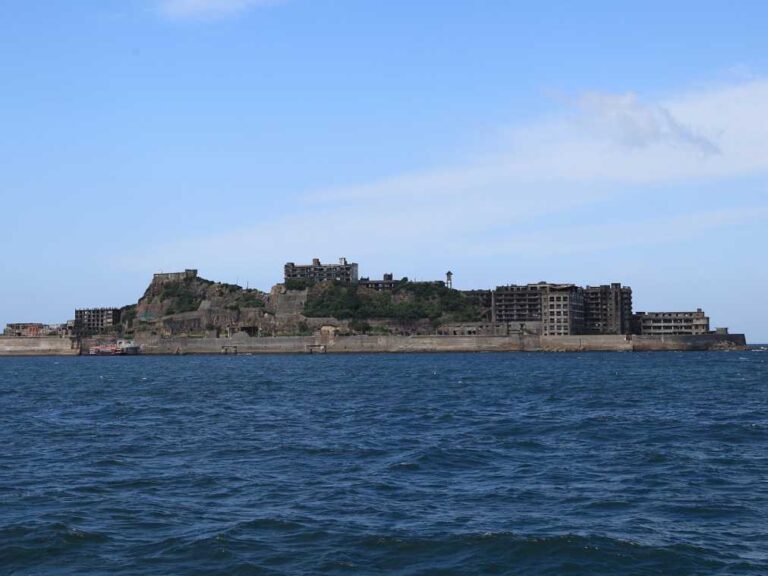 刺激的なプチクルーズ、世界遺産「軍艦島」上陸ツアーへ!