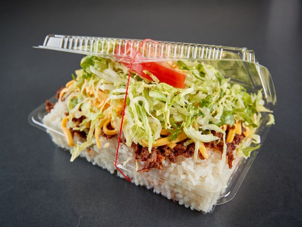 フードパックからはみ出しそうな「タコライスチーズ野菜」800円