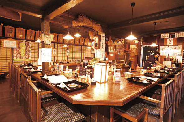昔ながらの秋田の食卓をイメージした店内