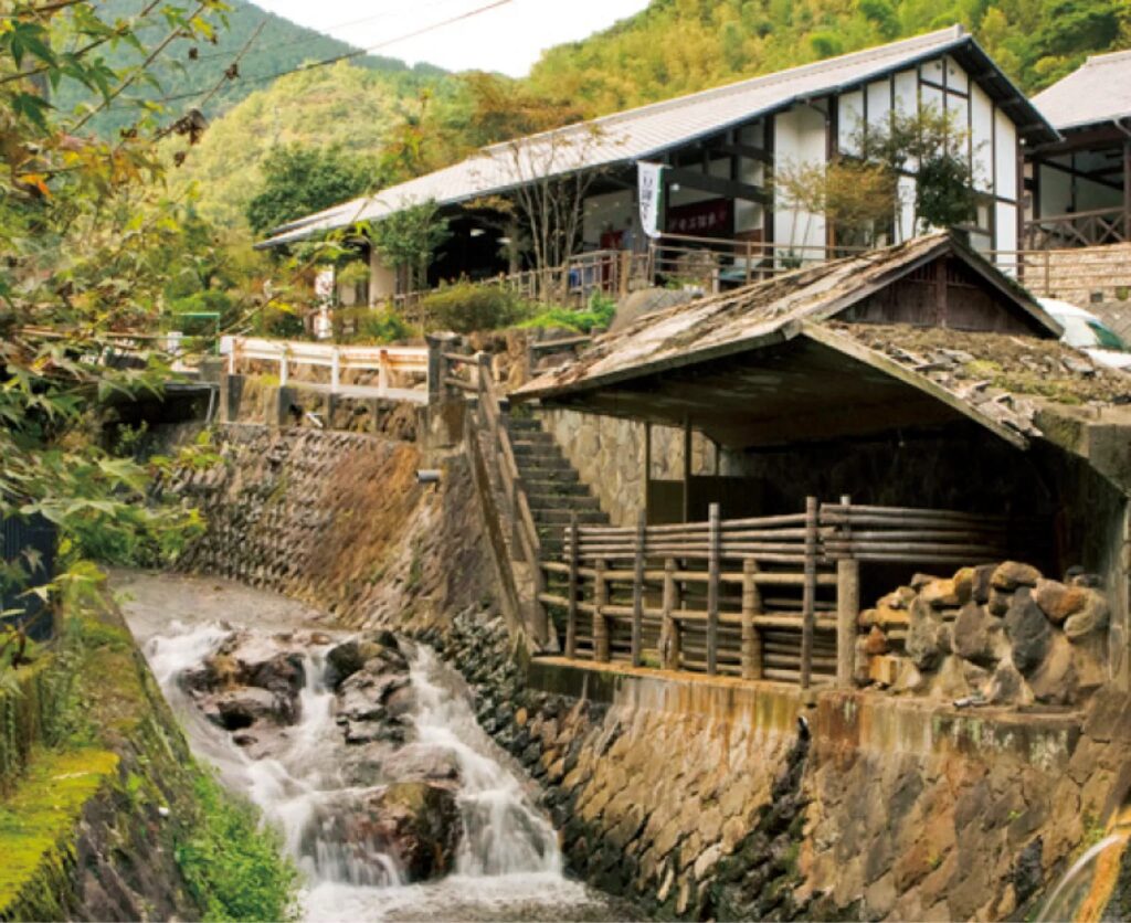 渓流が流れる自然豊かな温泉地