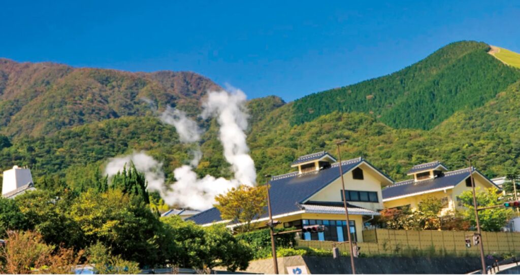 自然豊かな地に湯けむりが上る