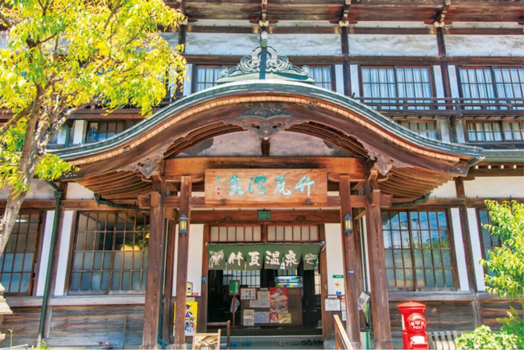明治時代から続く竹瓦温泉は別府共同浴場の代表格