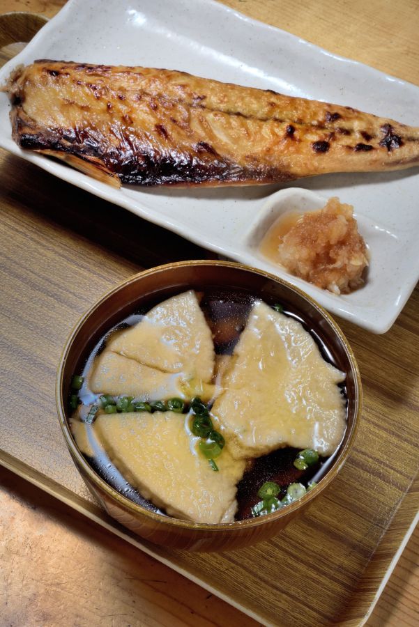 炭火で焼いたほくほくの焼魚は、日によって種類が異なる