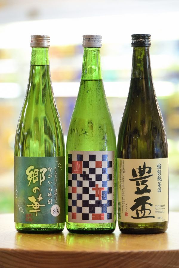 左から、「郷の華720ml」1870円、「如空 純米吟醸(生)720ml」1760円、「豊盃 特別純米酒720ml」1760円