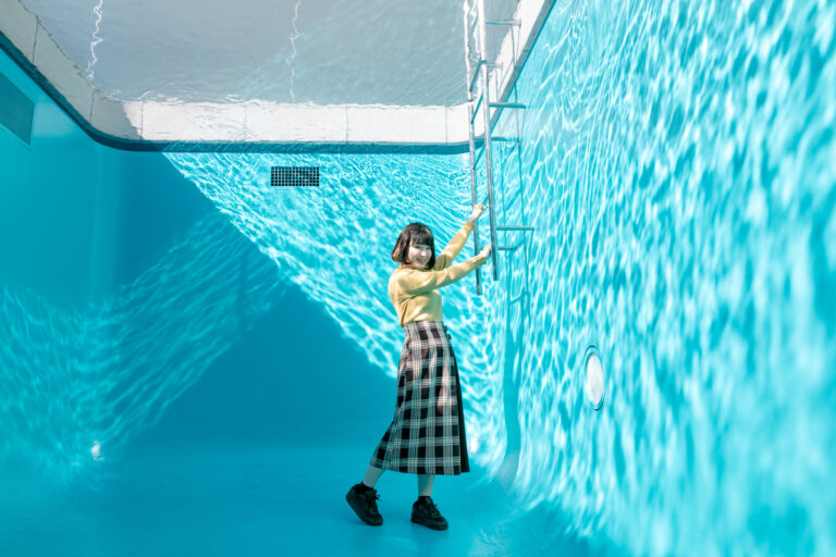 【金沢21世紀美術館のみどころ】≪スイミング・プール≫などの人気作品、カフェやミュージアムショップまでご紹介