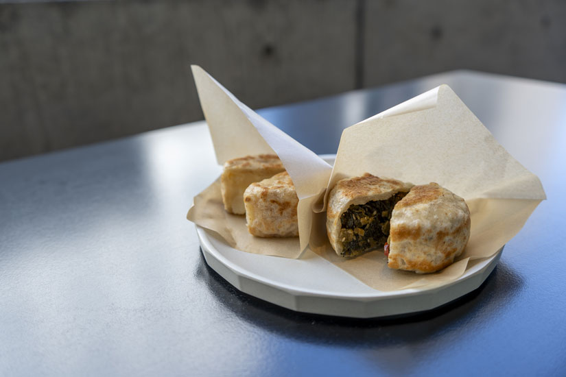 おやきの [野沢菜] 360円（右）と「ポテトチーズ」400円（左）