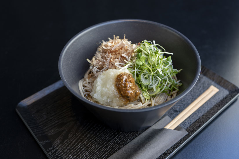 冷たいそば「山椒みそぶっかけ蕎麦」1200円。そば湯を水筒に入れてくれるサービスもうれしい！