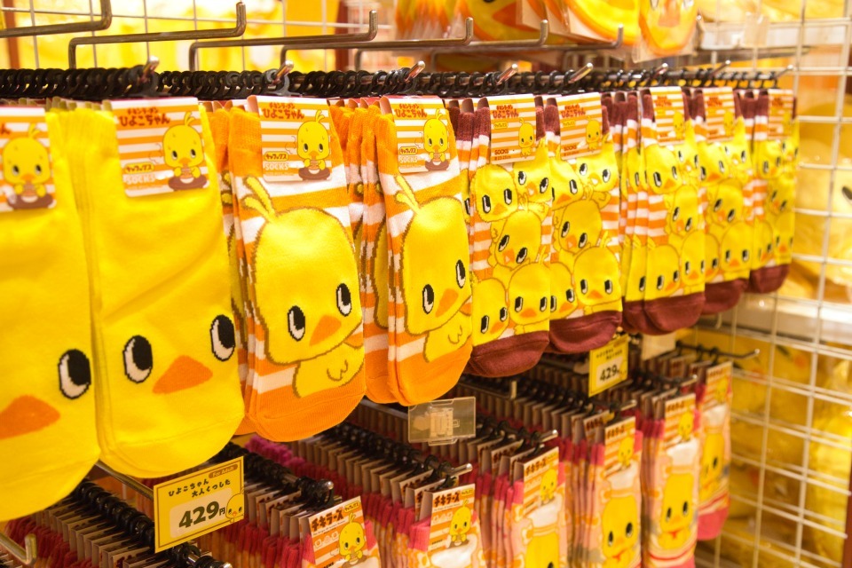 「ひよこちゃん 大人くつした」各429円
