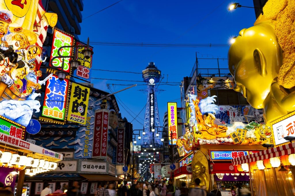 夜空に浮かび上がる通天閣