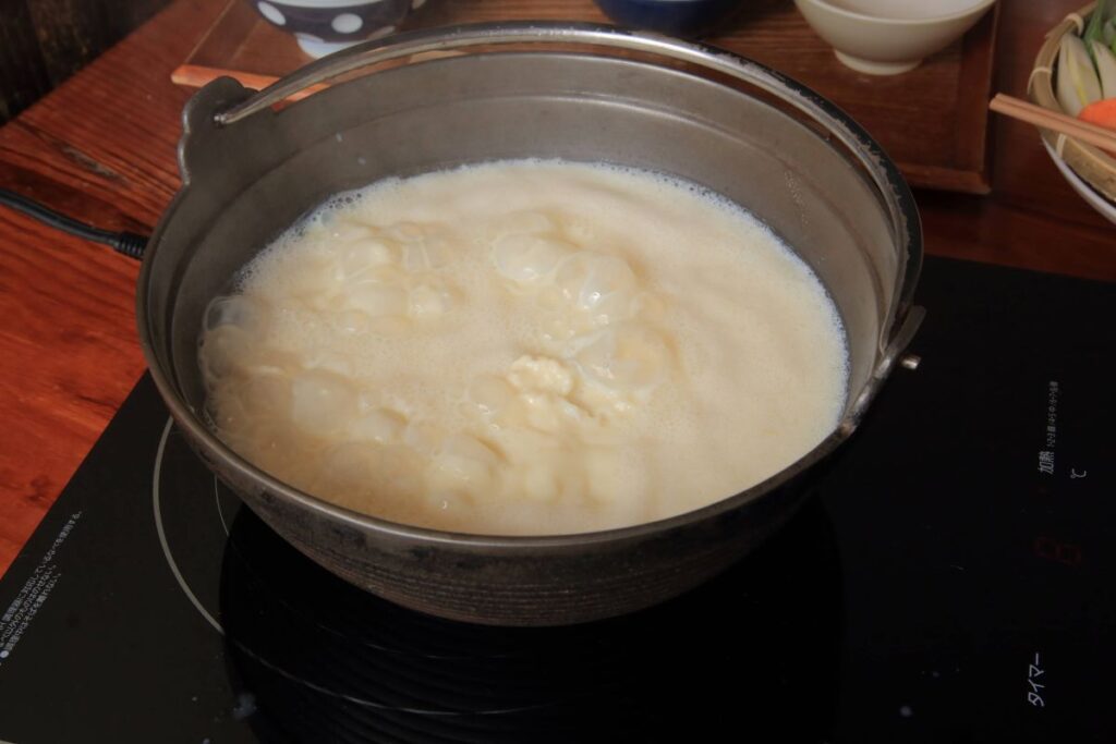 調理水が豆乳のように白濁したスープに変わっていきます