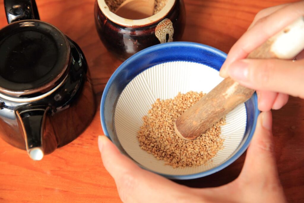 温泉湯豆腐ができるまでの間、タレ作りも忘れずに。