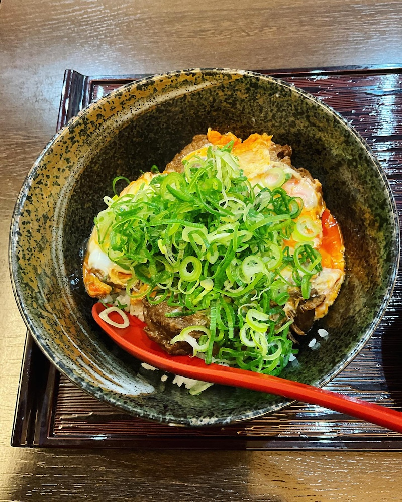 「すじ玉丼極み」1620円