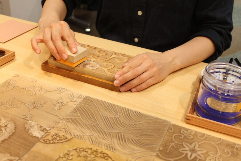 版木に色ポンポン