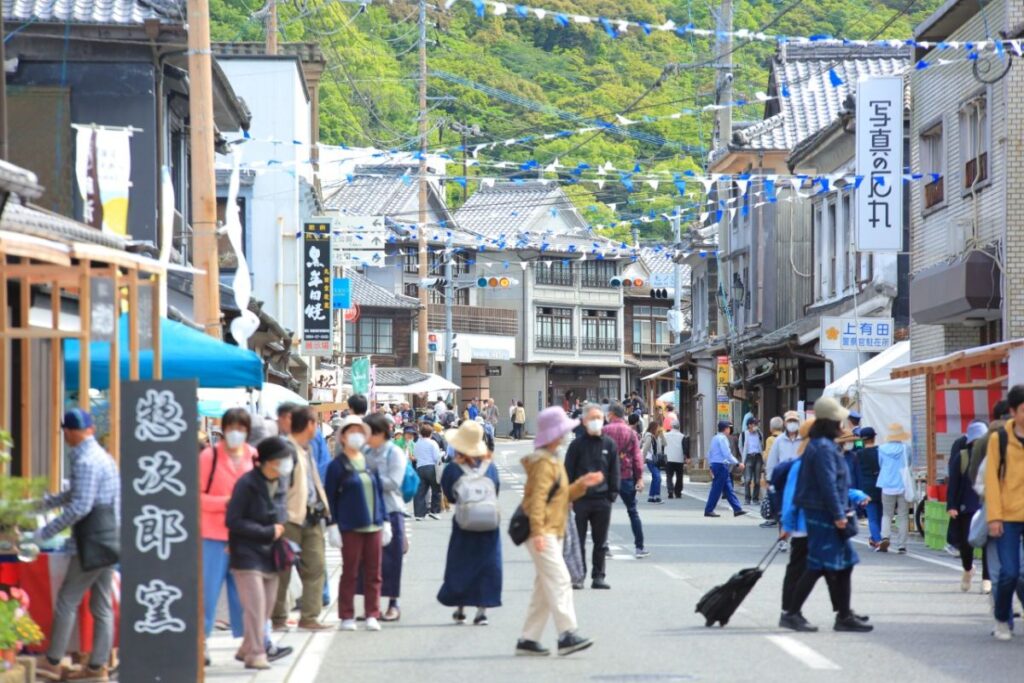 陶器市の通り