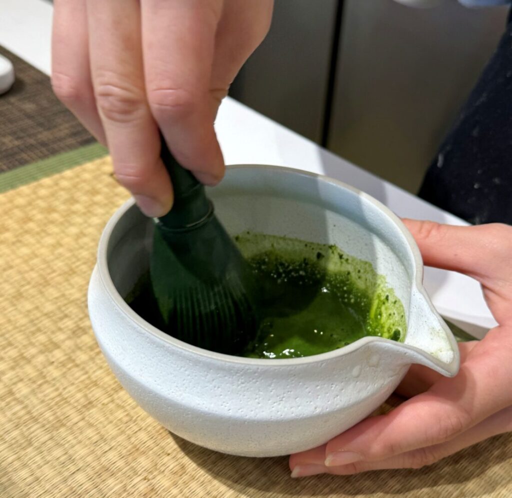 抹茶を点てる
