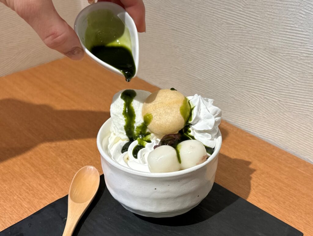 パフェと抹茶ソース