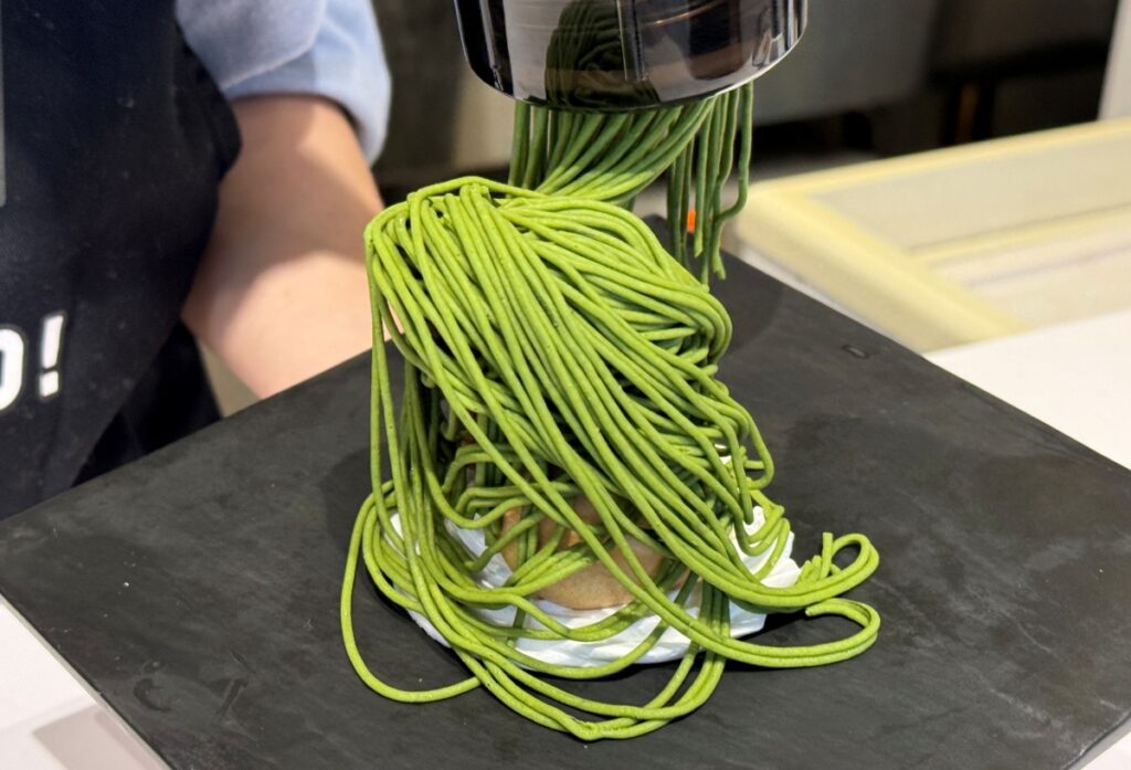 抹茶モンブラン作っているところ