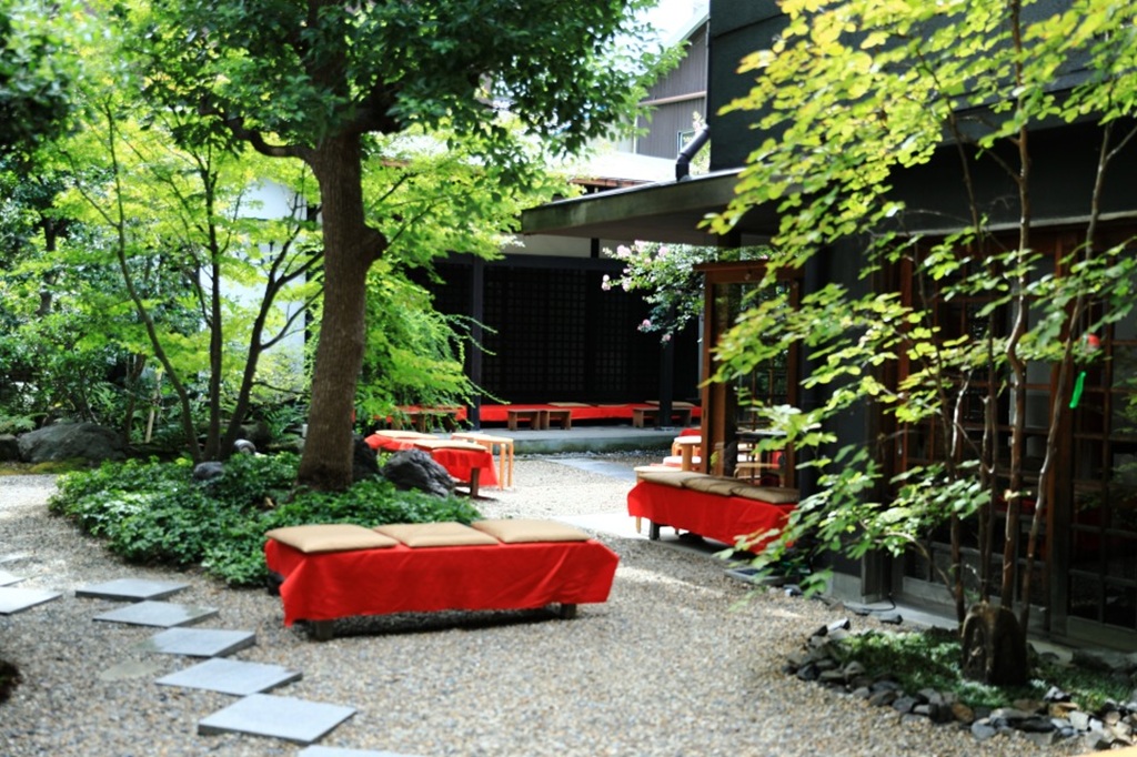 寺の庭で一服