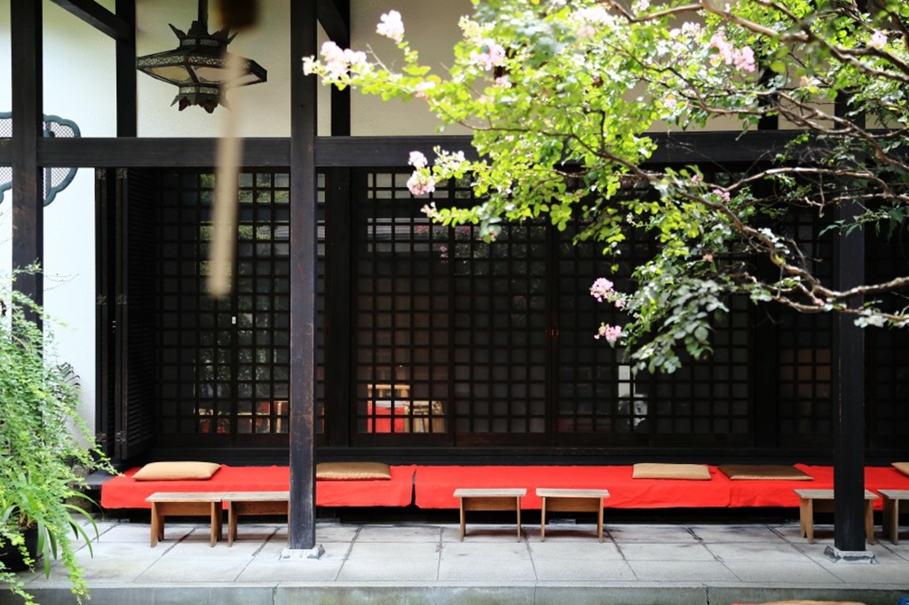 寺の軒の下