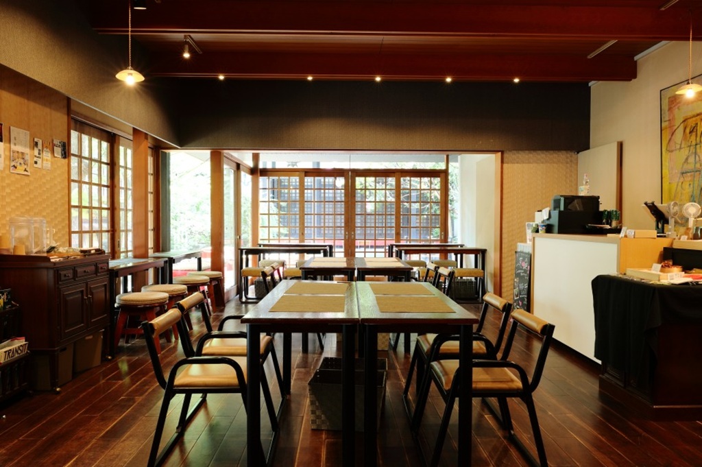 店内（寺の待合室）