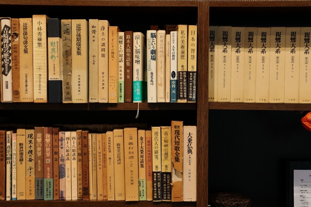 店内に並ぶ本