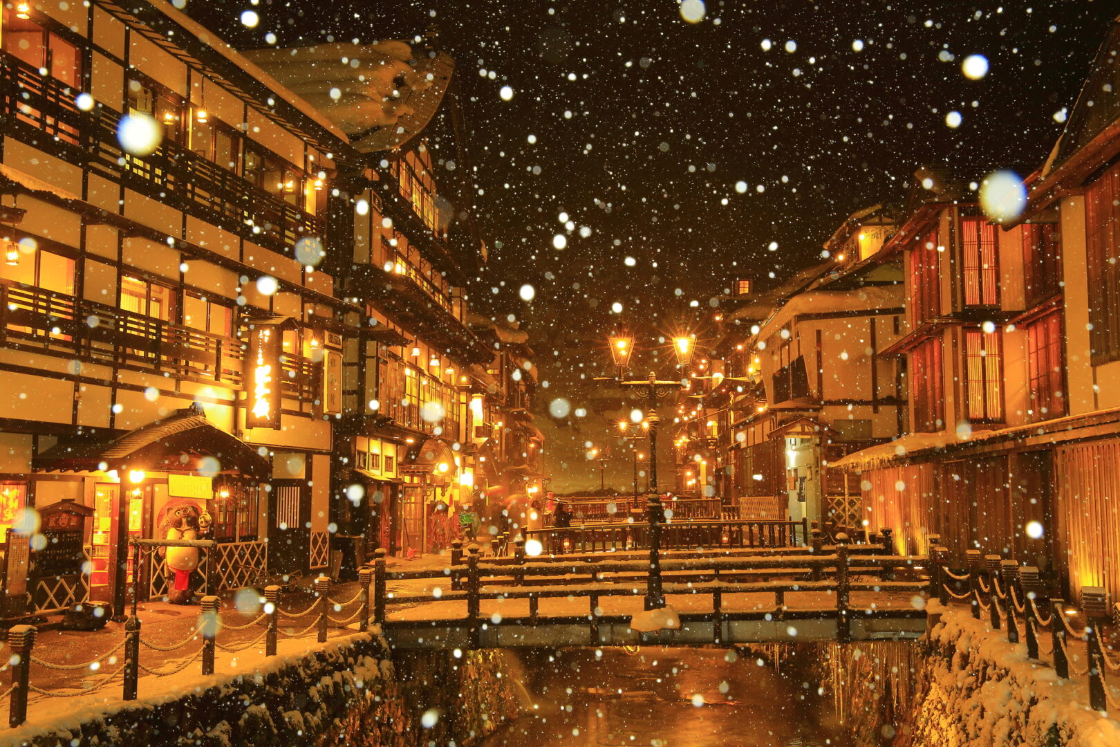 雪の夜の銀山温泉