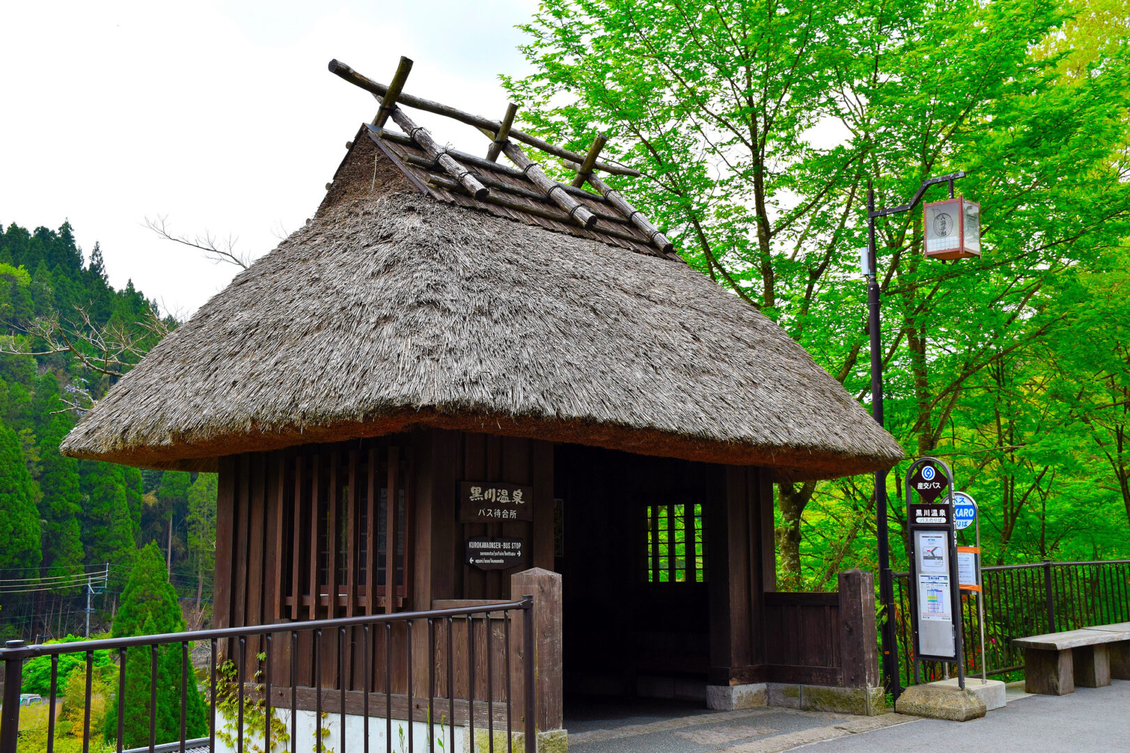藁葺き屋根のバス停