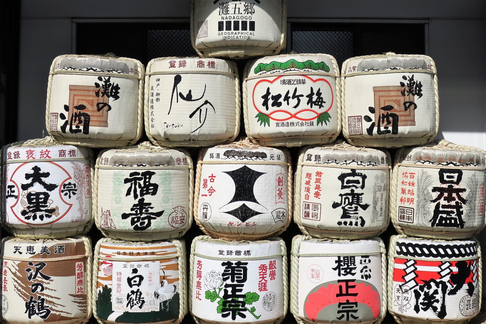 灘五郷の酒蔵の樽がずらり