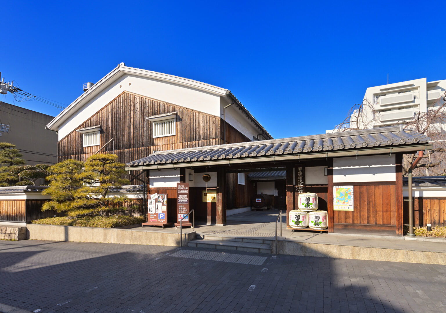 多くの酒蔵が軒を連ねる