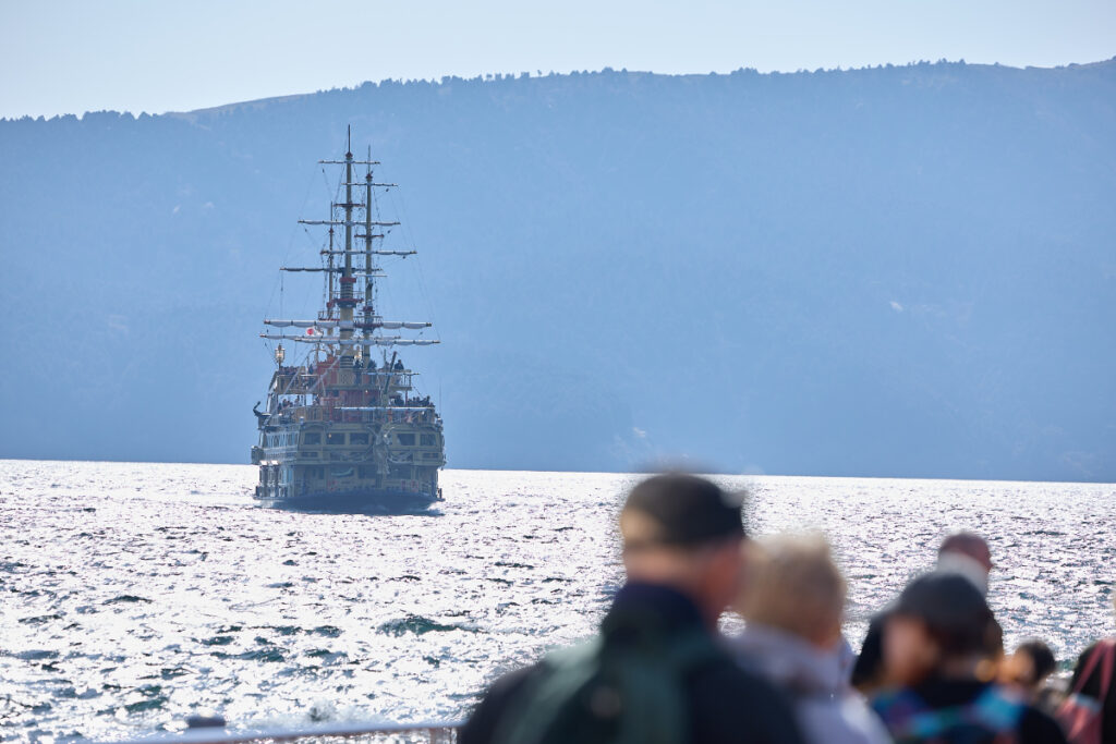 元箱根港から船を見送る
