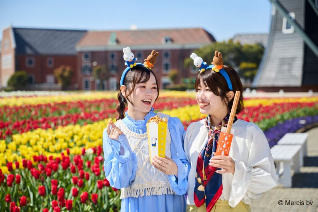 チューリップ畑女子2人