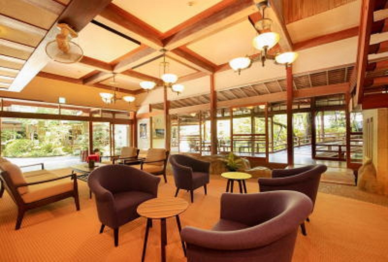 和の趣と温かみが感じられるロビー