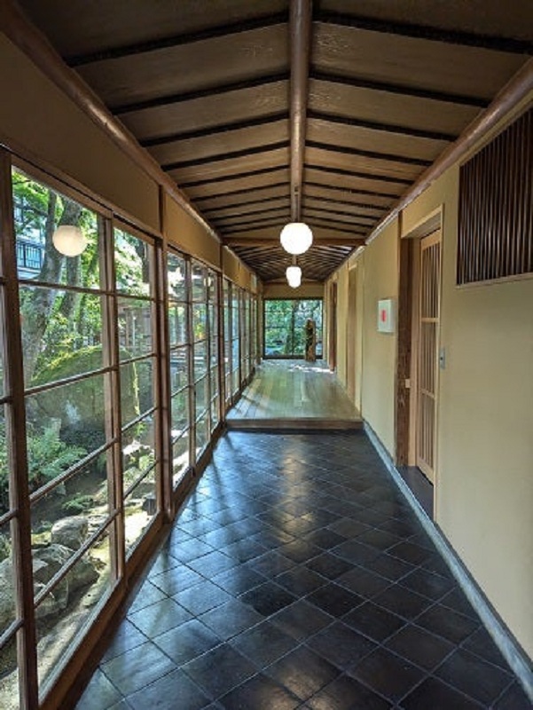 美しい庭園が際立つ廊下