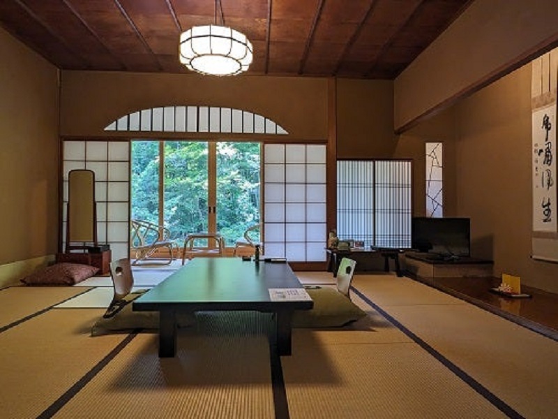 修善寺の風情ある景色が楽しめる落ち着いた趣の客室