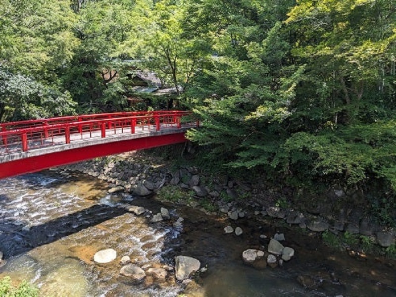 竹林の小径の手前には桂川のせせらぎと桂橋が