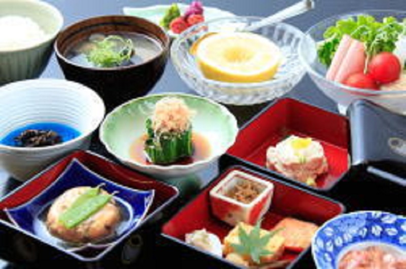 白いごはんが引き立つ数々のおかずが並ぶ朝食