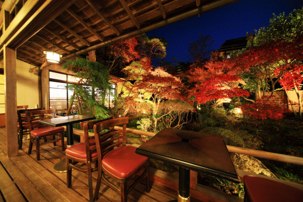 季節の花や紅葉が楽しめる日本庭園