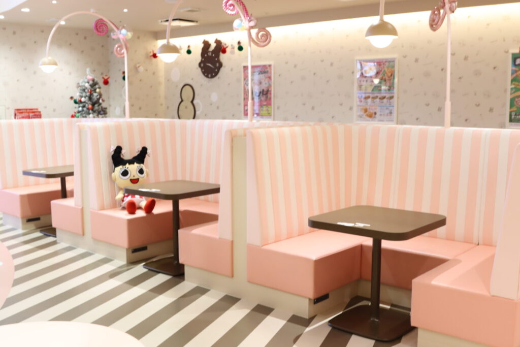 ピンクを基調にしたかわいらしい店内
