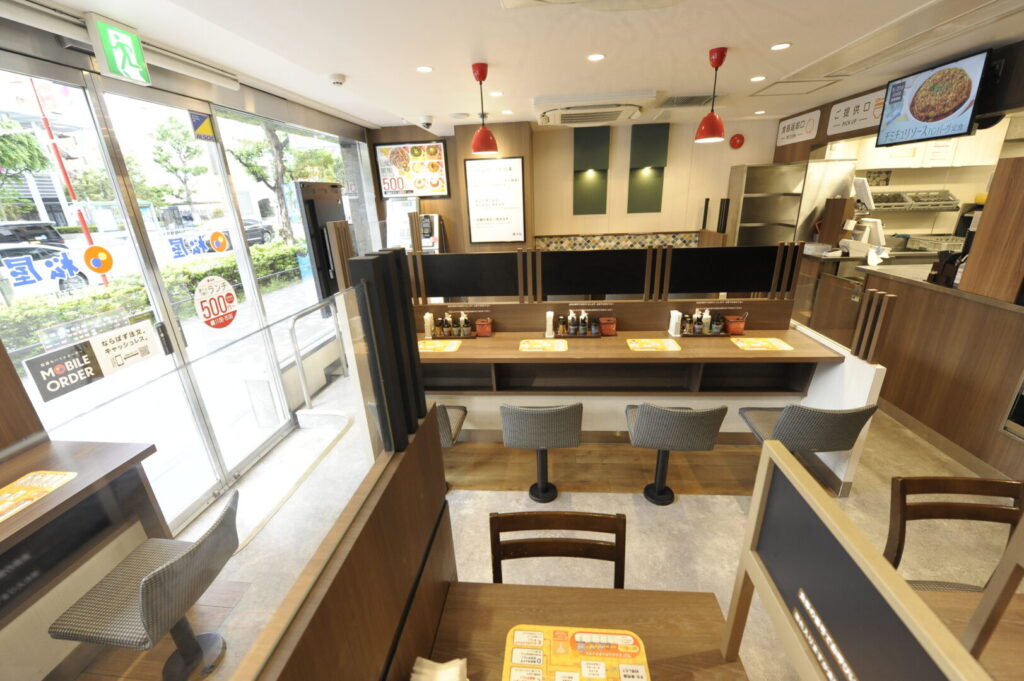 落ち着いたカフェ風の松屋の店内