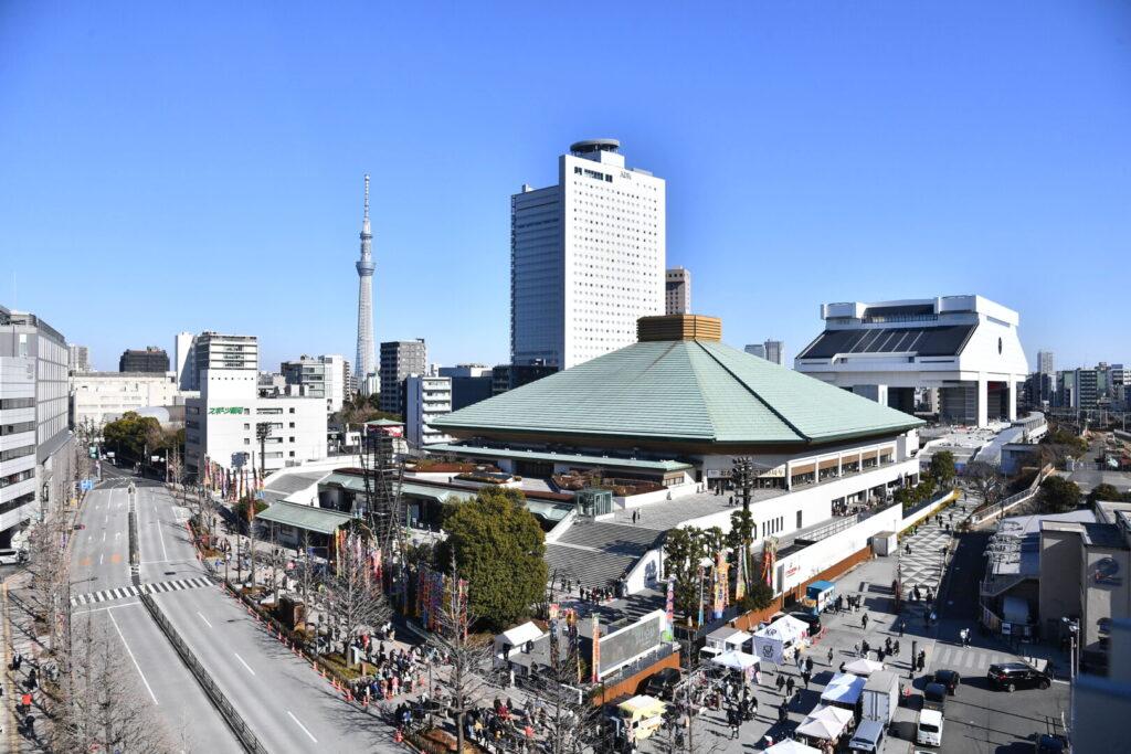 場所が始まると国技館の周辺はひときわ賑やかになる