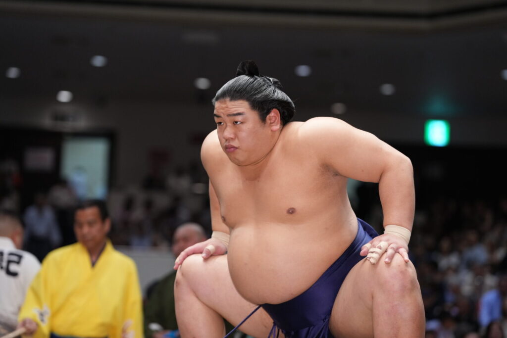 四股を踏む力士