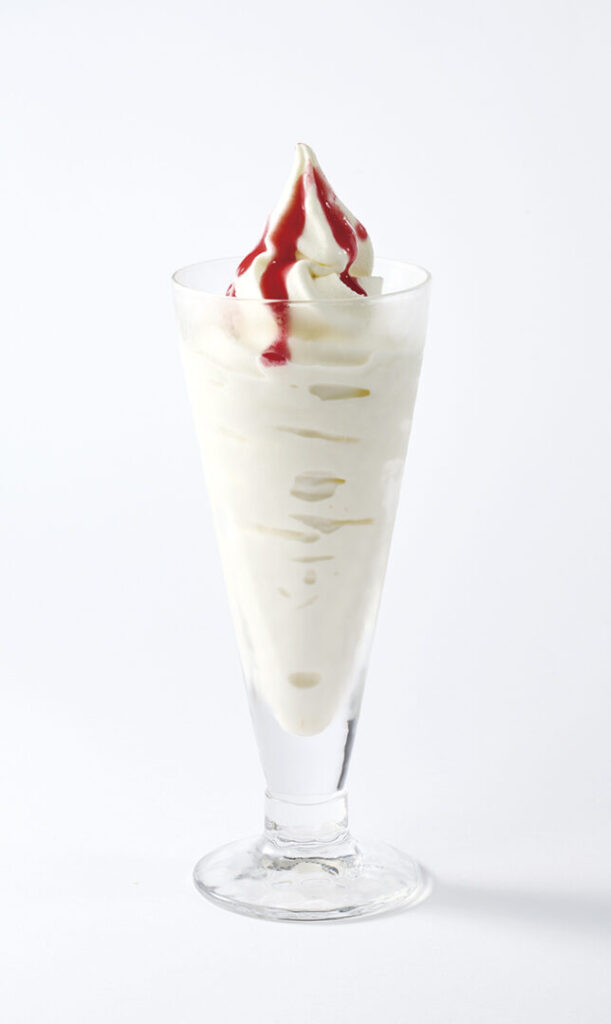 「盛り盛りソフトクリーム トッピングラズベリーソース(450円(税込))」
