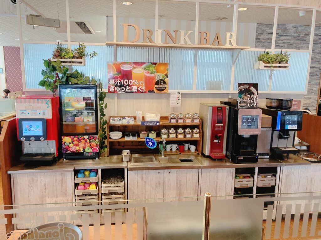 30種以上のジュースやお茶、コーヒーが並び、何度でもおかわりできる。ドリンクバーはフードとセットの場合362円(税込)、ドリンクバー単品の場合は549円(税込)