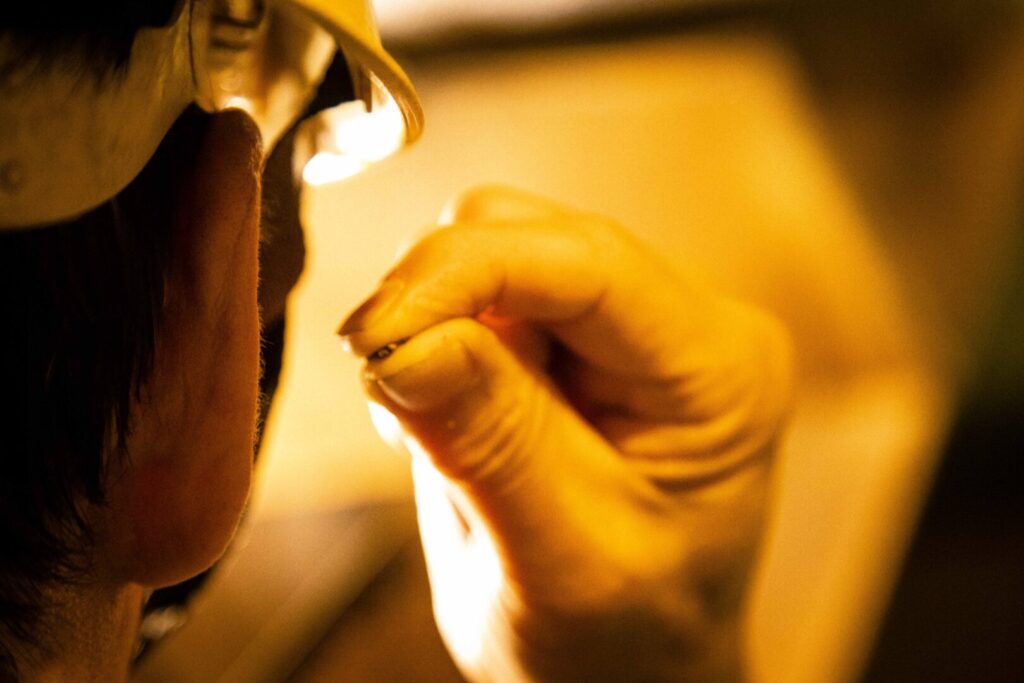 昔ながらの製法で胡麻油を丁寧に焙煎する