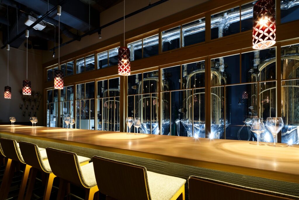 店内のカウンターでは醸造タンクを眺めながらビールが味わえる