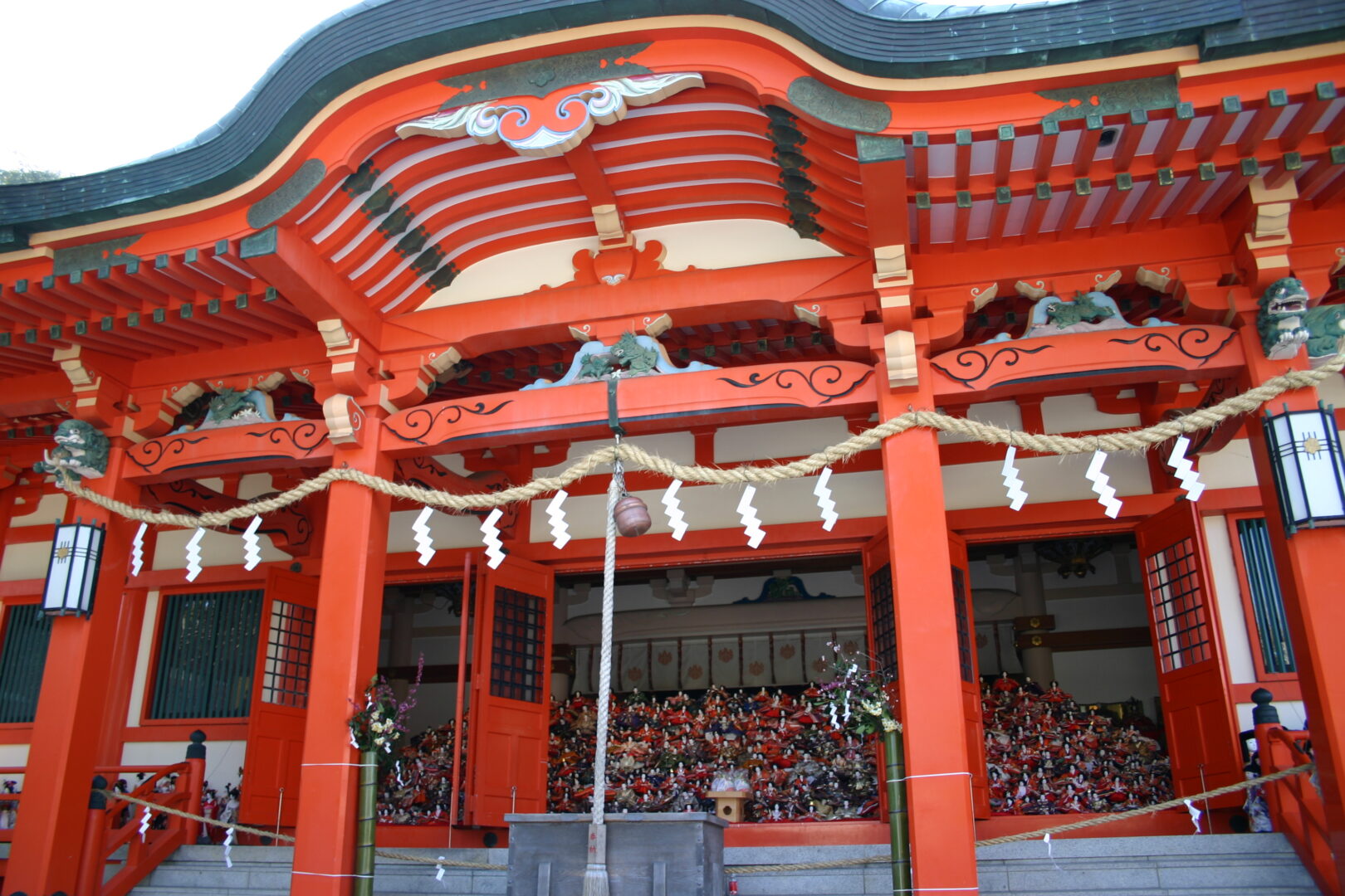淡嶋神社堂内に人形